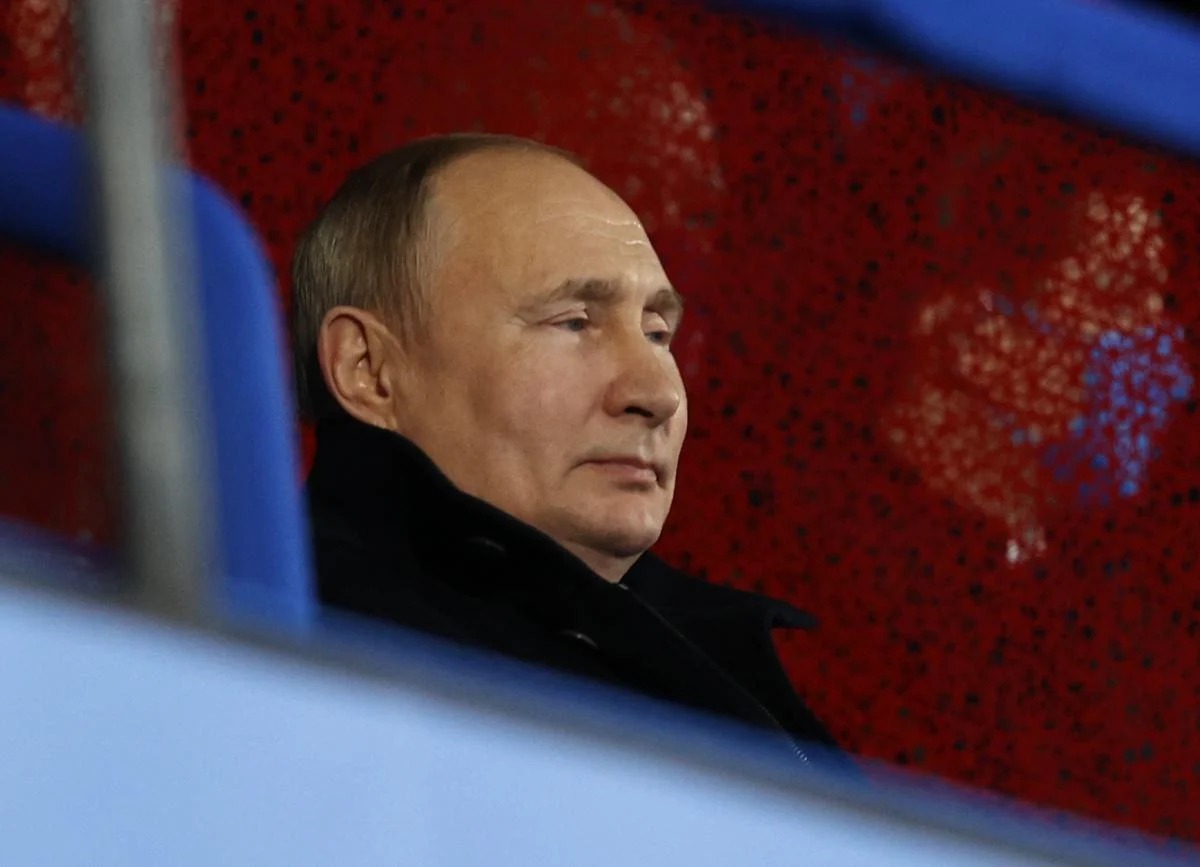 Почему не Путин не валялся не мертвый на трибуне Олимпиады в Пекине