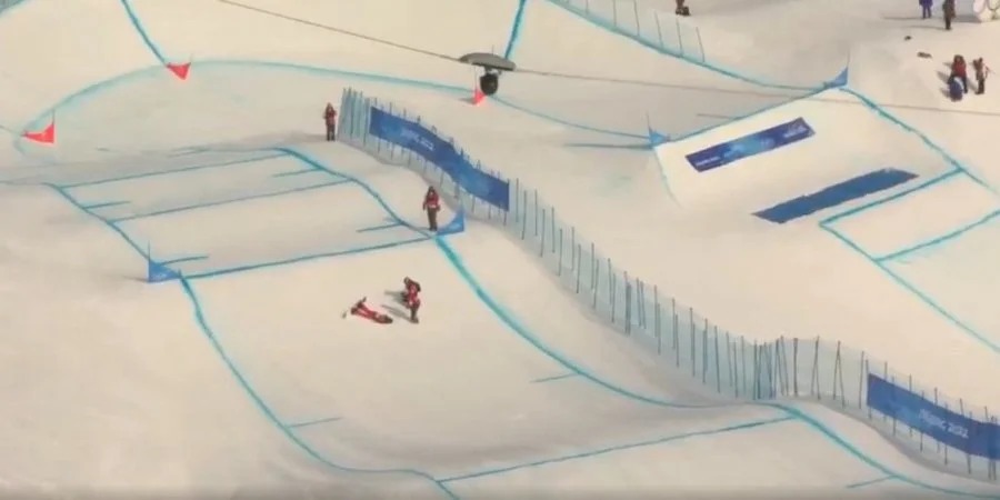 Олімпіада-2022. Сноубордистку з Андорри госпіталізували після страшного падіння на трасі. ФОТО