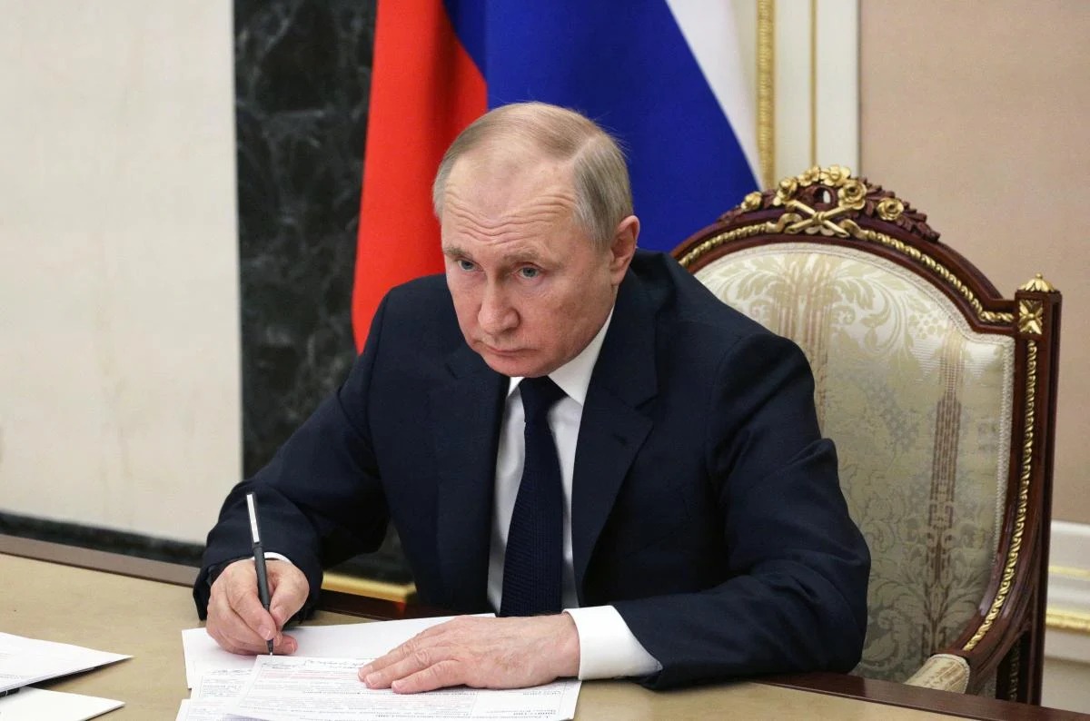 Боїться замаху і усуває охорону: джерела розповіли про життя Путіна в бункері