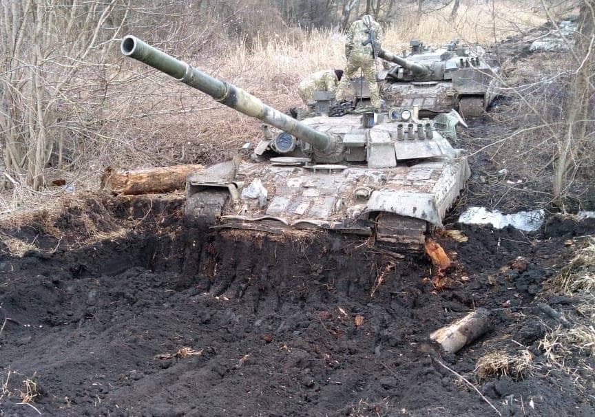ЗСУ відкопали для себе цілу колону танків РФ, що застрягли в українському ґрунті. ФОТО