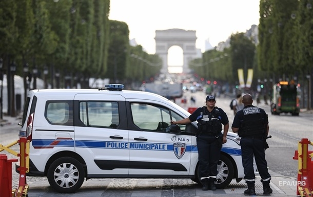 Французькі правоохоронці на варті біля Тріумфальної арки в Парижі