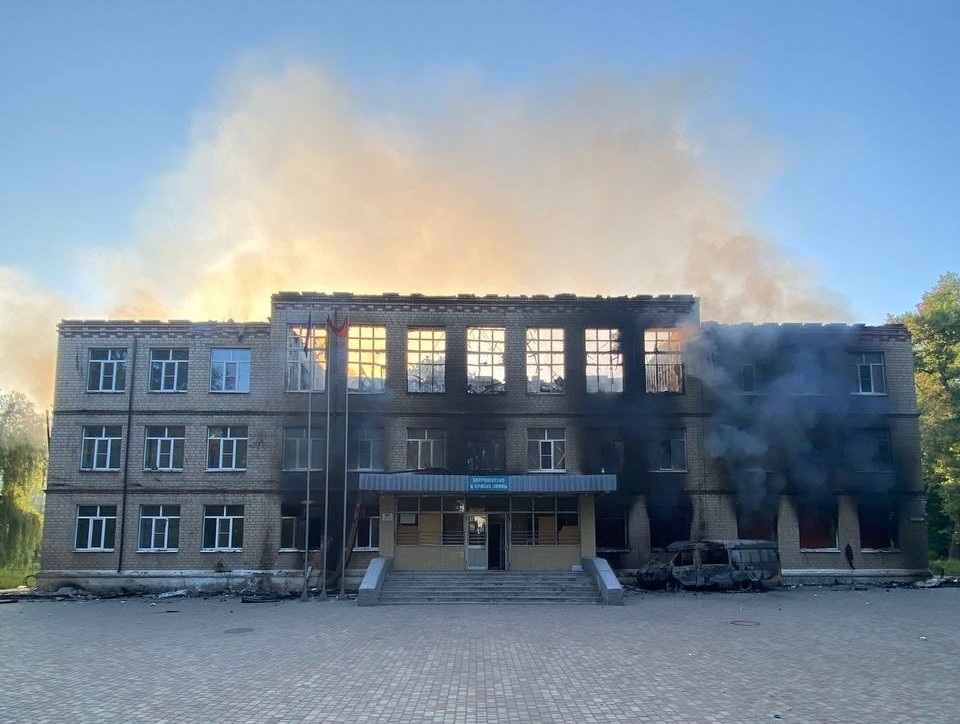 Окупанти обстріляли школу в Авдіївці "Градом" з магнієвим зарядом. ФОТО, ВІДЕО