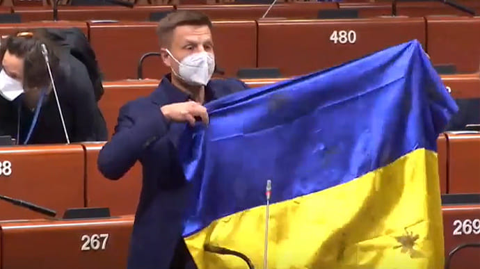 У ПАРЄ закрили справу щодо члена української делегації Гончаренка за український прапор і питання "Путін — вбивця?"