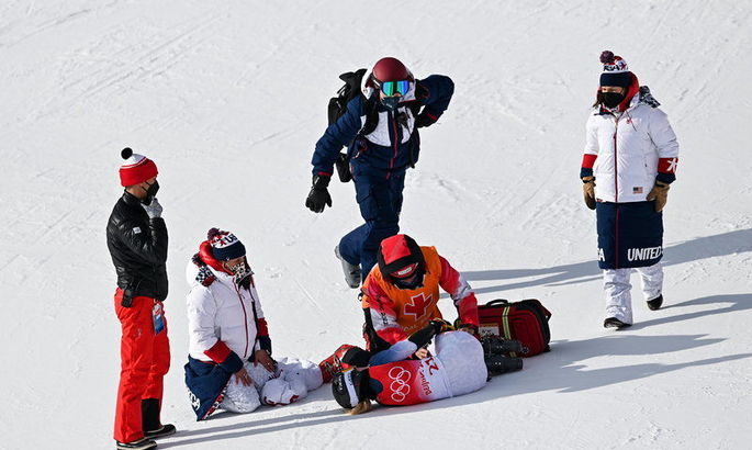 Американська гірськолижниця на Олімпіаді-2022 пролетіла кілька десятків метрів після страшного падіння. ВІДЕО