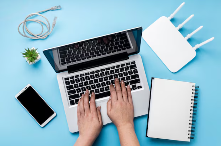 Скільки електроенергії “з’їдають” ноутбук, роутер і смартфон: реальні цифри