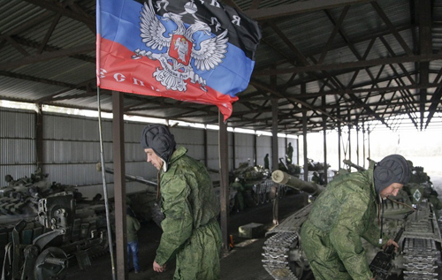 Блогер рассказал, как на Донбассе боевики делят между собой деньги, которые им присылают из России