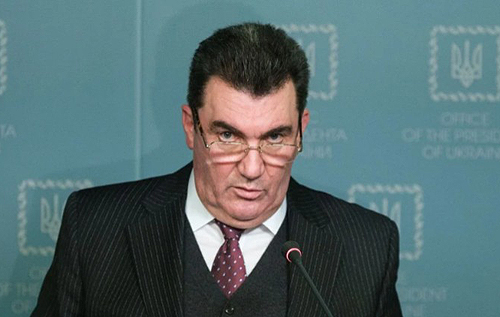 Секретар РНБО назвав фракцію Ради, члени якої "заправляють" російські танки, та порадив Кремлю "не пхати носа" в українські справи