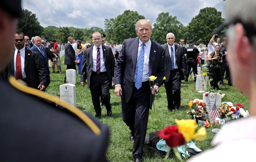 Трамп: американцы, погибшие на войне, – "неудачники" и "болваны", – The Atlantic