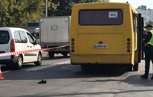 У Києві водій маршрутки на швидкості збив пішоходів. Одна жінка загинула на місці, її тіло опинилося під автобусом. ФОТО. ВІДЕО