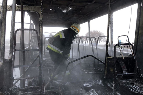 На трасі Дніпро – Кривий Ріг під час руху загорівся автобус із пасажирами. ФОТО