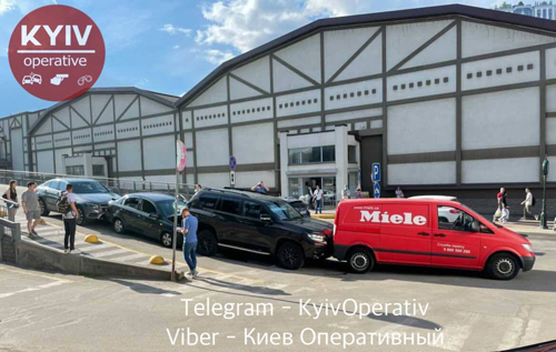В центре Киева четыре автомобиля образовали "паровозик"