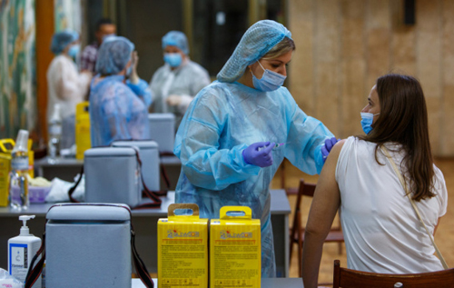 Влада грає з населенням: чи можна послабити карантин вакцинованим українцям