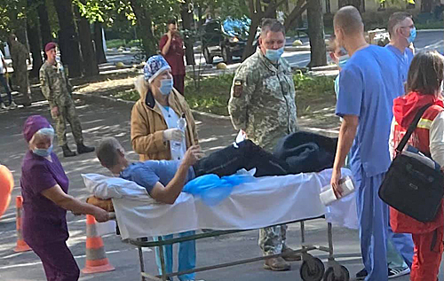 Снова в Киев доставили раненых воинов. Восьмой год войны, но привыкнуть к страшным ранам невозможно, – волонтер