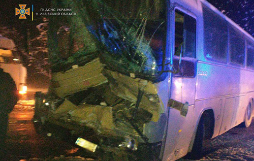 На Львівщині автобус зіштовхнувся із вантажівкою: багато постраждалих