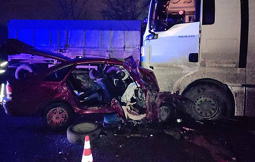 У Миколаєві двоє людей загинули в ДТП із вантажівкою