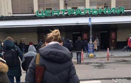 Берегиня з автоматом: на київському вокзалі помітили матір із дитиною та зброєю