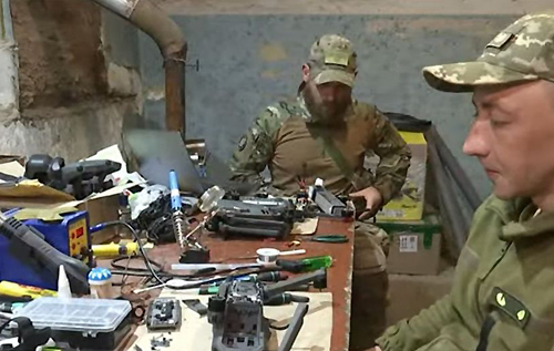 Бійці ЗСУ організували секретну лабораторію: просто на передовій "клепають" FPV-дрони. ВІДЕО