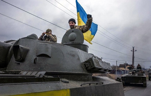 Акумулювати зброю та готуватися до наступу: західні аналітики розповіли про наступні дії України та союзників