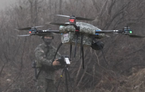 У ЗСУ показали, як доставляють звʼязок бійцям за допомогою дрона. ВІДЕО