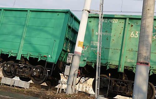 У Волгоградській області РФ після атаки дрона спалахнув вантажний поїзд: із рейок зійшло дев’ять вагонів. ВІДЕО