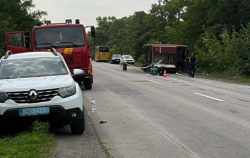 Під Дніпром перекинувся автобус з людьми: є загиблий, багато поранених