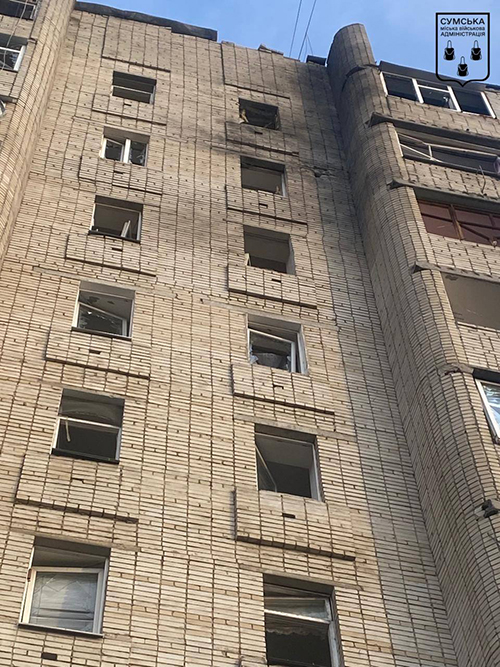 У Сумах російські дрони влучили у житловий будинок та АЗС: є постраждалі