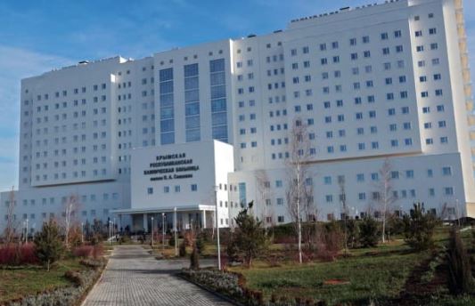 Російська ППО розстріляла центральну лікарню Сімферополя Російська ППО розстріляла центральну лікарню Сімферополя