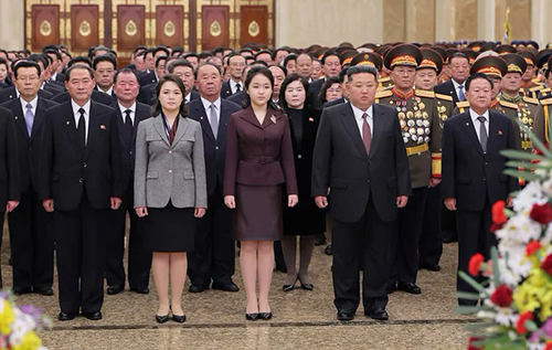 Можуть готувати в наступниці: донька Кім Чен Ина вперше з’явилась у мавзолеї Кумсусан Можуть готувати в наступниці: донька Кім Чен Ина вперше з’явилась у мавзолеї Кумсусан