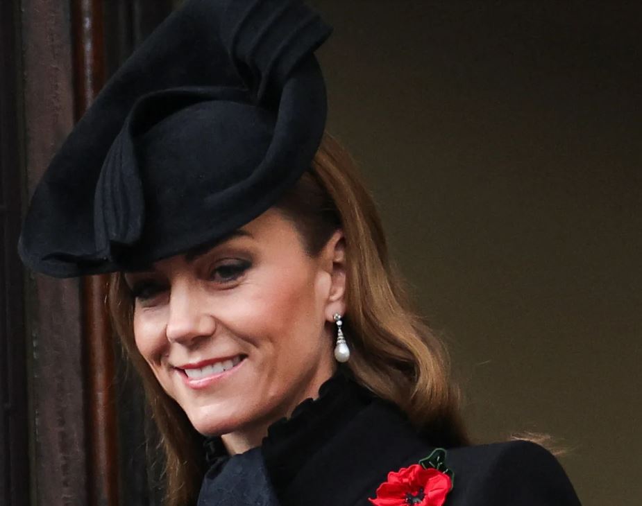 Рідко це робить сама: принцеса Кейт сіла за кермо й приїхала  на офіційний захід