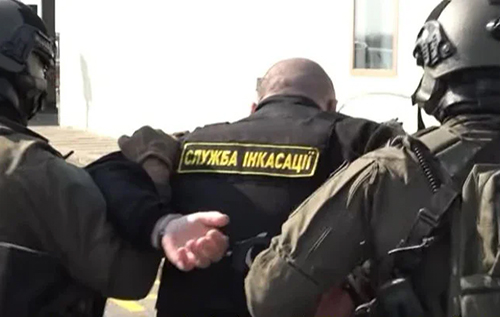 «Метод у російському стилі»: затриманому в Угорщині працівнику Ощадбанку примусово вкололи «сироватку правди» — The Guardian