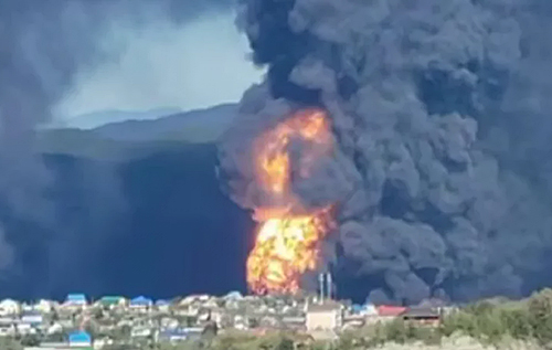 У російському Туапсе оголошено часткову евакуацію. У мережі публікують момент ще одного вибуху на НПЗ. ВІДЕО