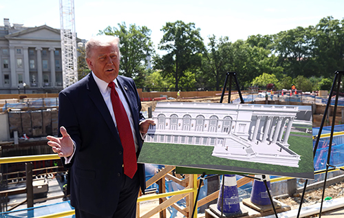 Трамп заявив, що проєкт бальної зали в Білому домі передбачає шість підземних поверхів і екранування від дронів. ВІДЕО