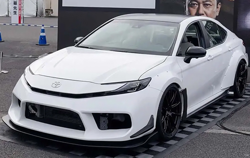 Toyota зробила семициліндрову Camry з двома двигунами Toyota зробила семициліндрову Camry з двома двигунами
