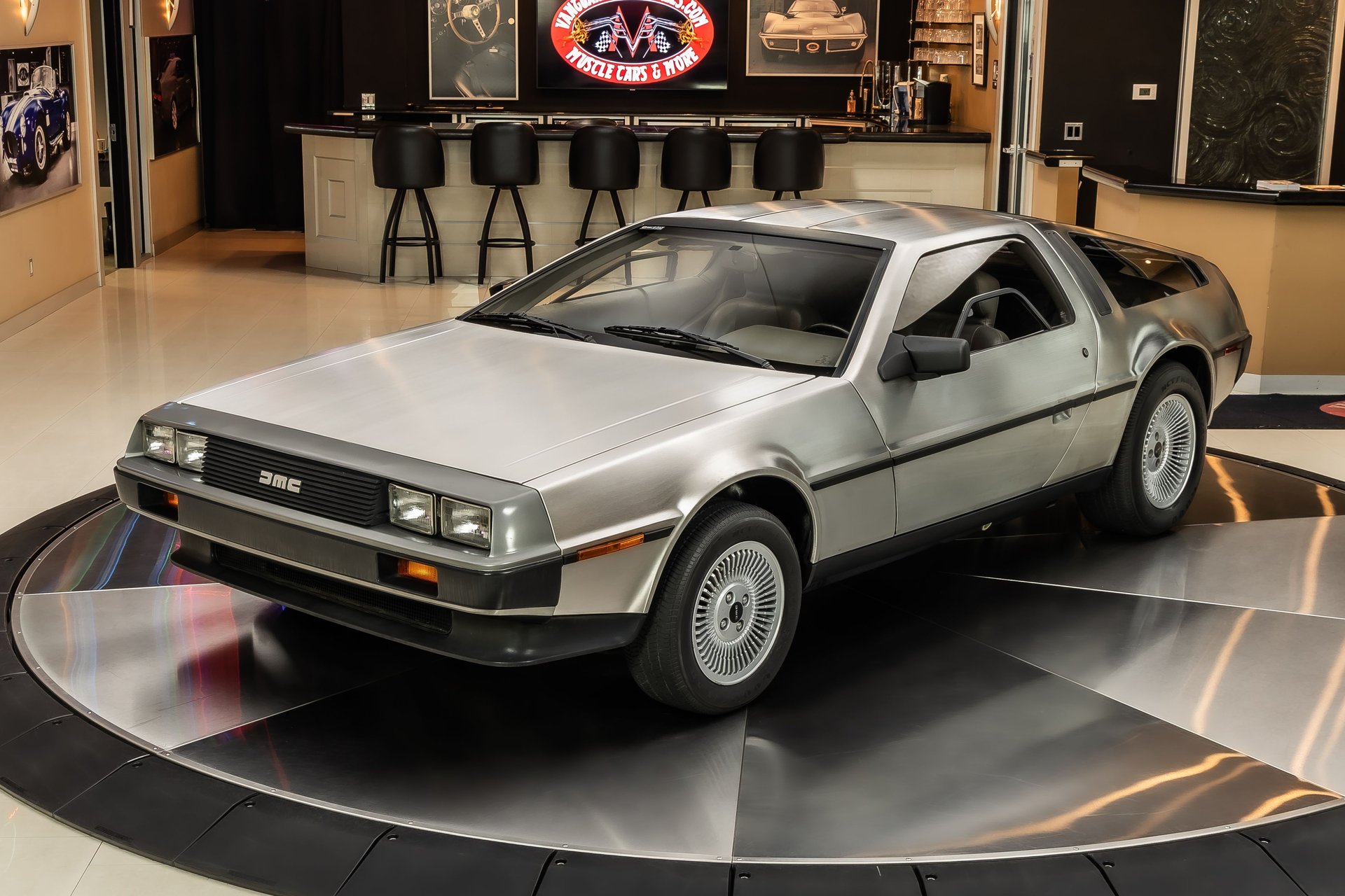Машина часу: на продаж виставили екземпляр культового DeLorean DMC-12. ФОТО Машина часу: на продаж виставили екземпляр культового DeLorean DMC-12. ФОТО
