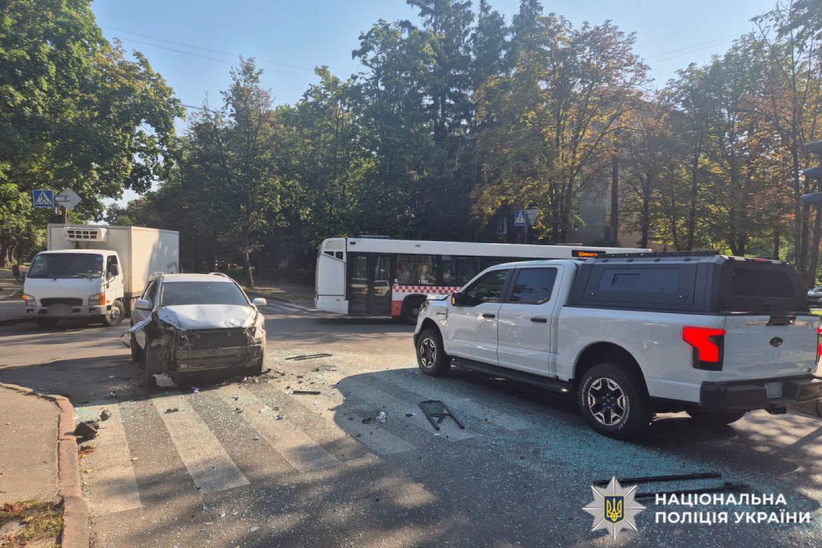 У Харкові внаслідок ДТП з міським автобусом постраждали пасажири та водій У Харкові внаслідок ДТП з міським автобусом постраждали пасажири та водій