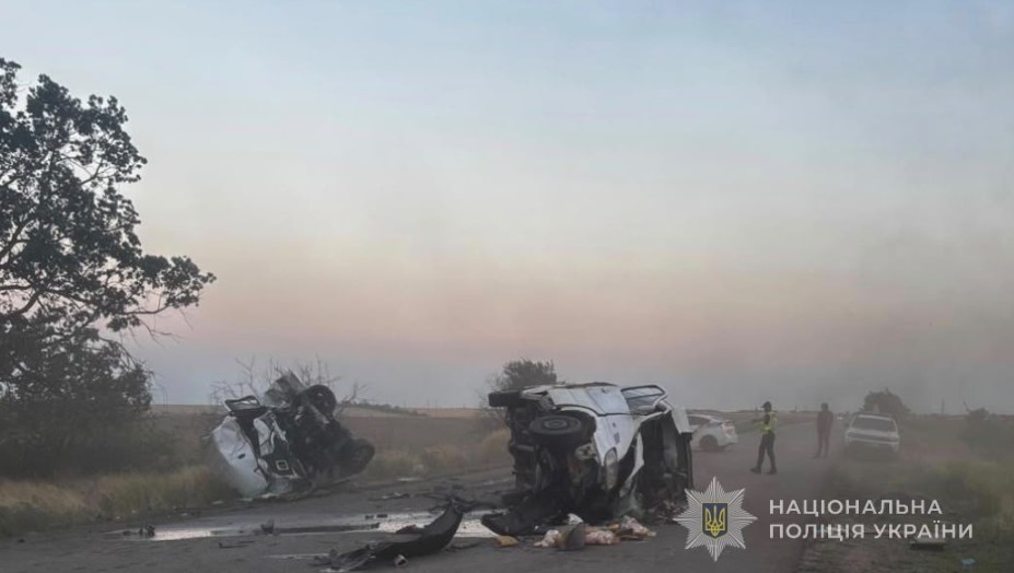 На трасі Одеса Миколаїв фургон врізався у два мікроавтобуси, троє загиблих На трасі Одеса Миколаїв фургон врізався у два мікроавтобуси, троє загиблих
