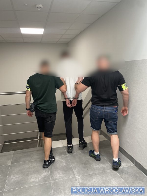 Вдарив пляшкою по голові: у Польщі пасажир напав на білоруського таксиста через його акцент Вдарив пляшкою по голові: у Польщі пасажир напав на білоруського таксиста через його акцент