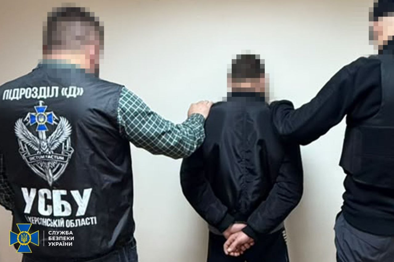 СБУ, Нацполіція та ДБР викрили колаборанта, який працював на рашистів під час окупації Херсона СБУ, Нацполіція та ДБР викрили колаборанта, який працював на рашистів під час окупації Херсона