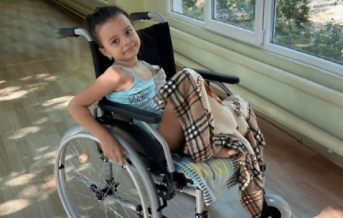 Надягнула протез – і в спортзал: 6-річна Олександра Паскаль, яка втратила ногу через війну, знову займається гімнастикою