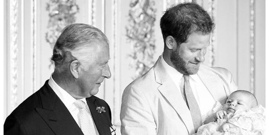Принц Чарльз просить принца Гаррі познайомити його з онукою Лілібет