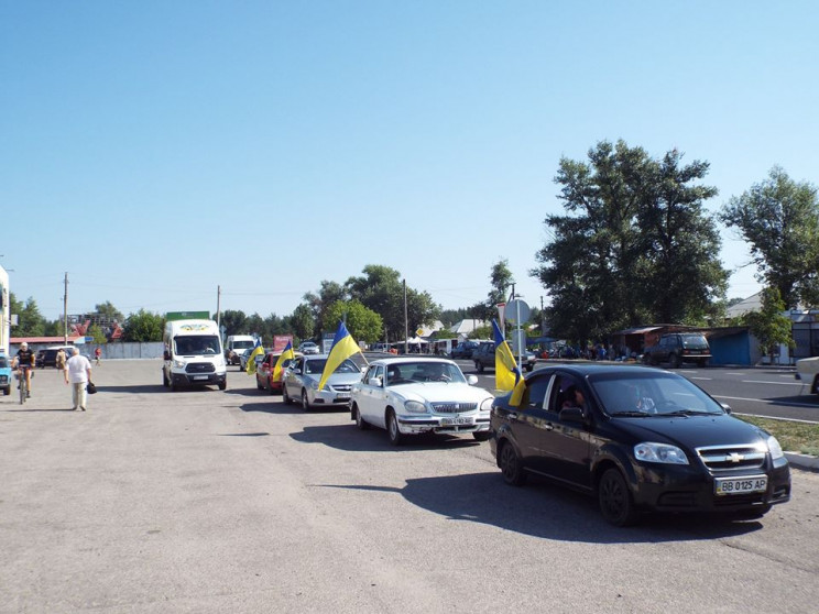 У Станиці Луганській шосту річницю визволення відзначили автопробігом. ФОТО