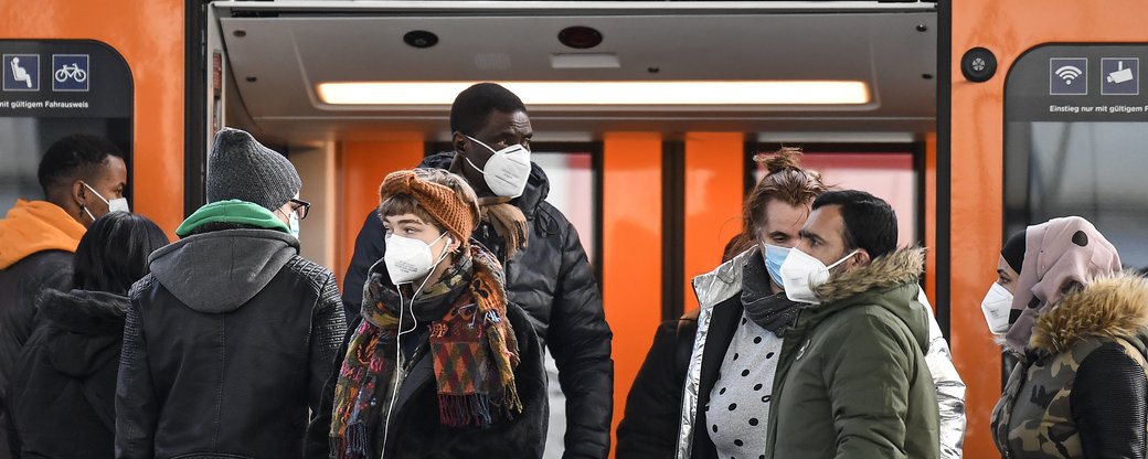 Уряд Франції заборонив людям носити саморобні маски у громадських місцях