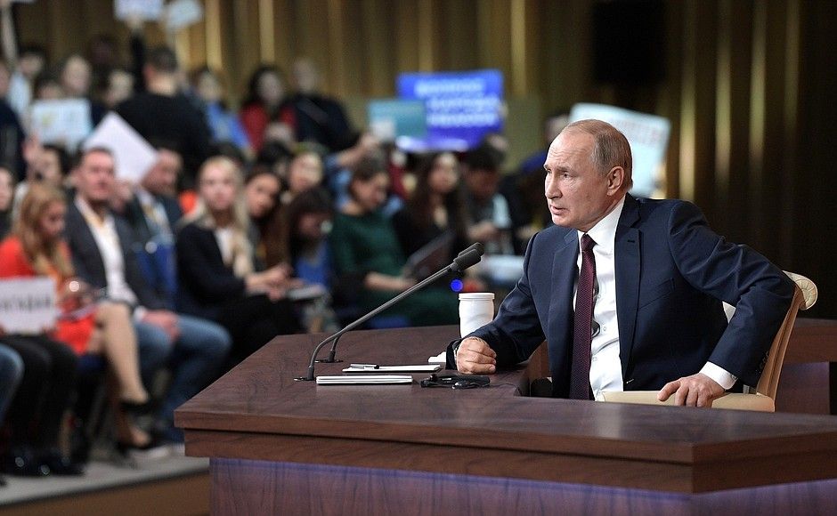 Путин во время итоговой пресс-конференции  