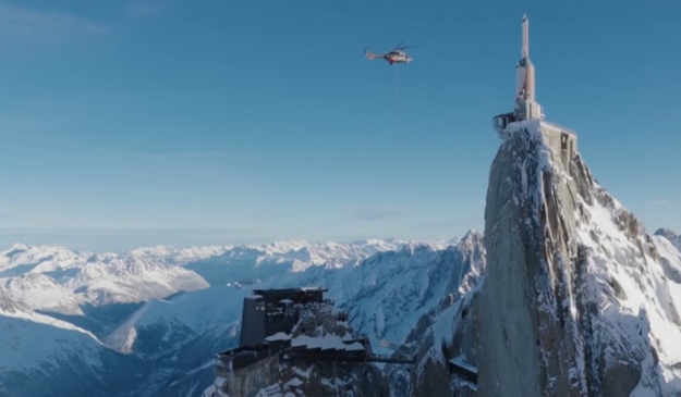 У французьких Альпах замінили пішохідний міст на висоті 3800 метрів У французьких Альпах замінили пішохідний міст на висоті 3800 метрів