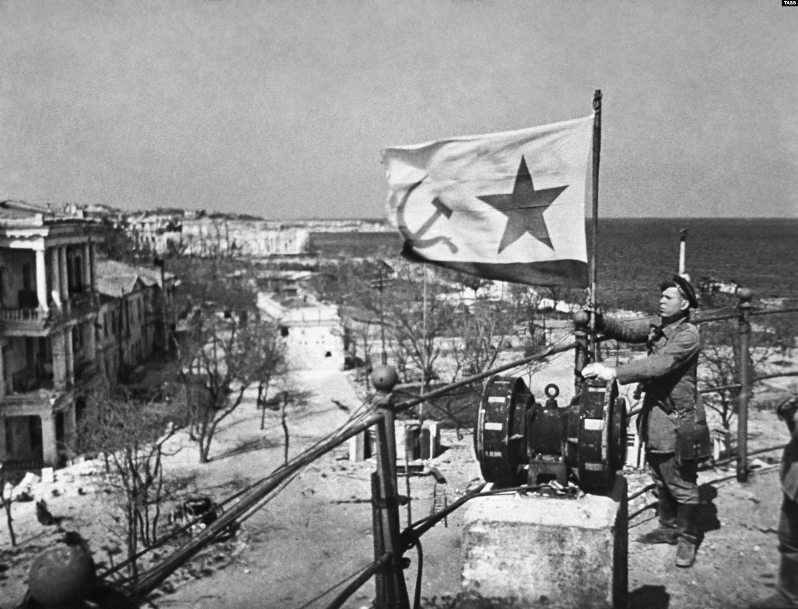 Начало крымской наступательной операции 1944 года. Освобождение Севастополя 1944. Освобожденный Севастополь. Май 1944. 11 Апреля 1944 года Керчь освобождена от фашистских войск.