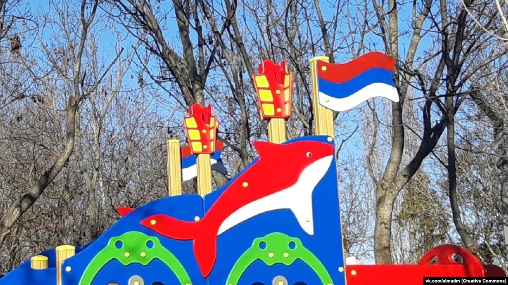 У Сімферополі окупанти розмалювали дитячий майданчик у кольорах прапора Сербії, переплутавши його з триколором Росії