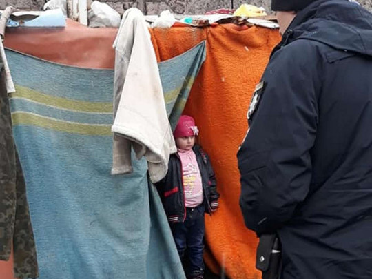 Маленька дівчинка жила у "халабуді" посеред звалища: деталі жахливого події в Одесі. ФОТО