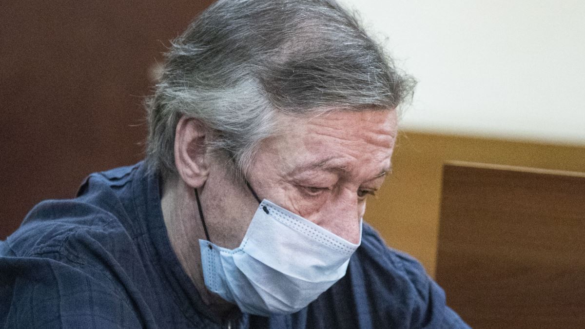 Михаила Ефремова госпитализировали из здания суда в Боткинскую больницу. У актера подозрение на инсульт