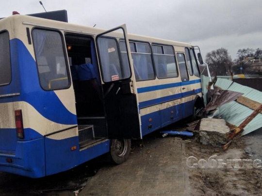 В Каменском водитель школьного автобуса умер за рулем: фото и видео с места ЧП