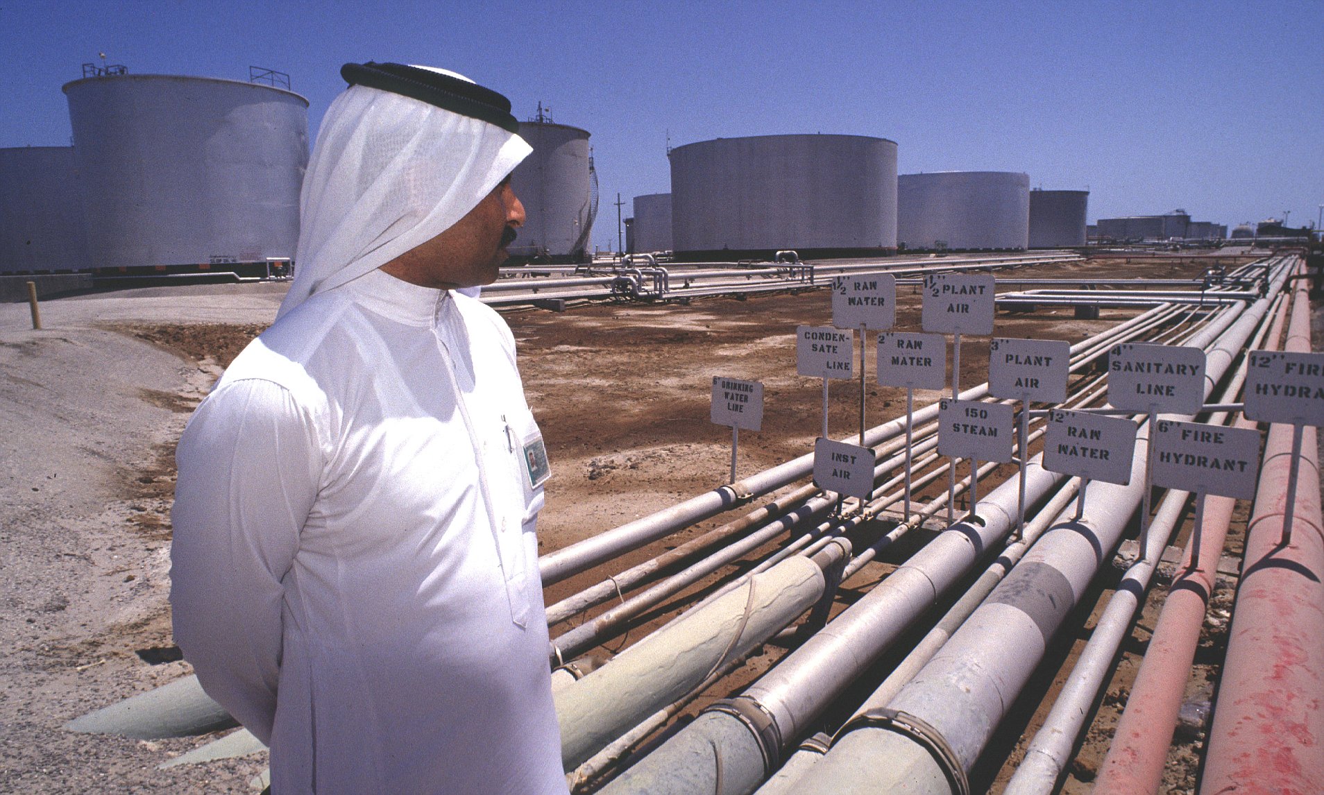 Саудовская аравия готова. НПЗ Саудовской Аравии. Нефтеперерабатывающий завод в Саудовской Аравии. Нефтегазовая промышленность Саудовской Аравии. Саудовская Аравия нефть.